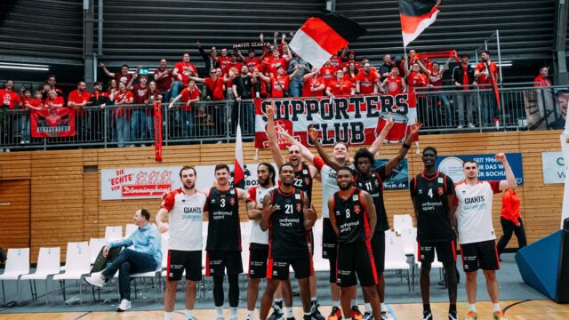 Feierten gemeinsam: GIANTS und ihre lautstarken Anhänger / Foto: Nils Althoff (NA)