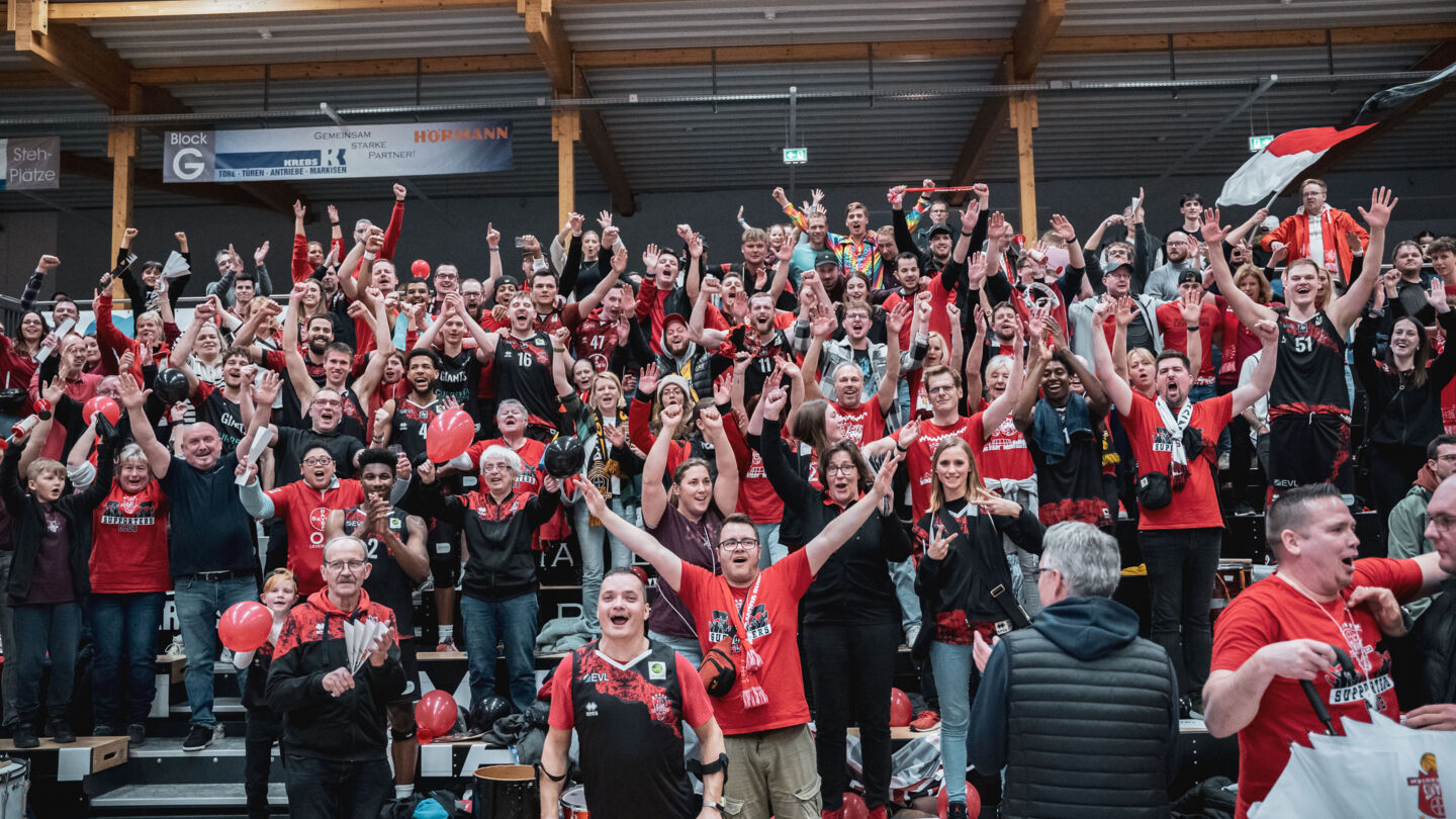 200 Fans feierten die GIANTS in Schwelm / Foto: Nils Althoff