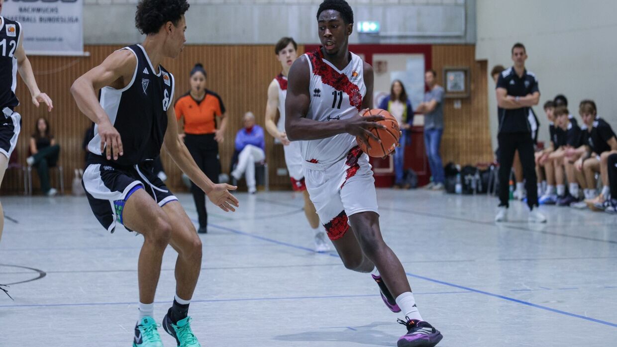 Stephen Olanrewaju Olaniyi spielt wie die meisten im Team sowohl in der NBBL als auch in der Herren 3.