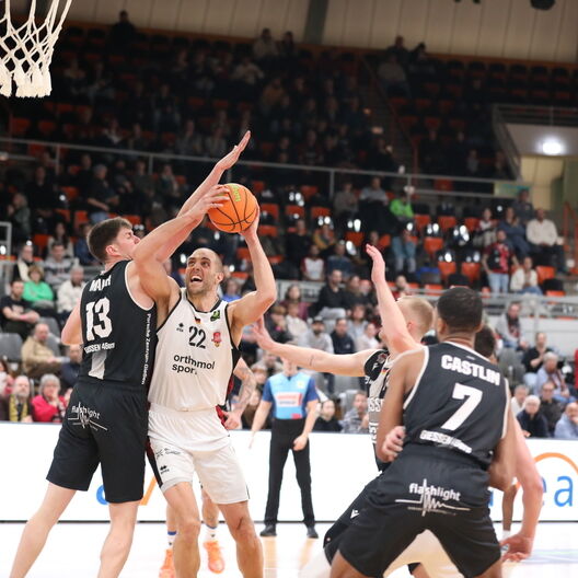 Sammelte 20 Rebounds gegen Gießen: Dennis Heinzmann / Foto: Uwe Pulsfort