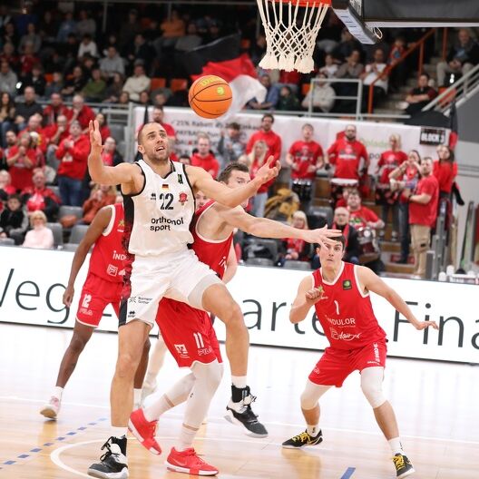 Dennis Heinzmann und BAYER Leverkusen haben gegen die Artland Dragons verloren / Foto: Uwe Pulsfort