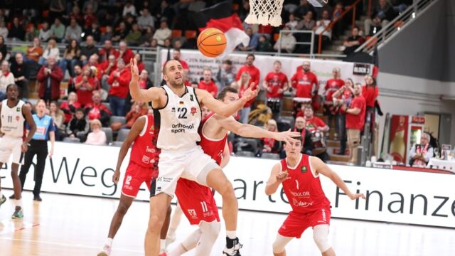 Dennis Heinzmann und BAYER Leverkusen haben gegen die Artland Dragons verloren / Foto: Uwe Pulsfort