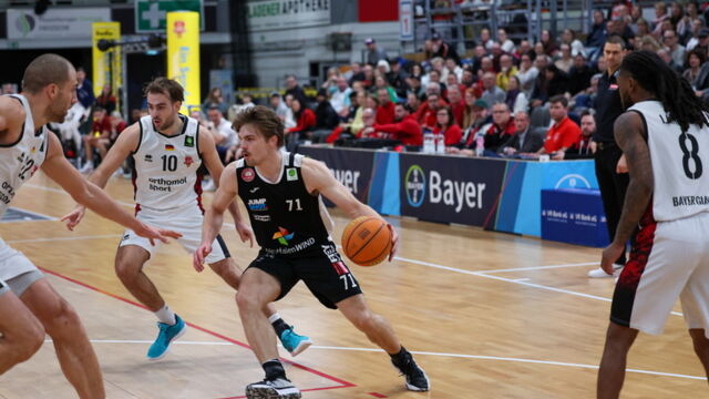 Paderborns Jonathan Klussmann (schwarzes Jersey) musste sich in dieser Szene gegen drei Leverkusener durchsetzen / Foto: Oliver Heuser