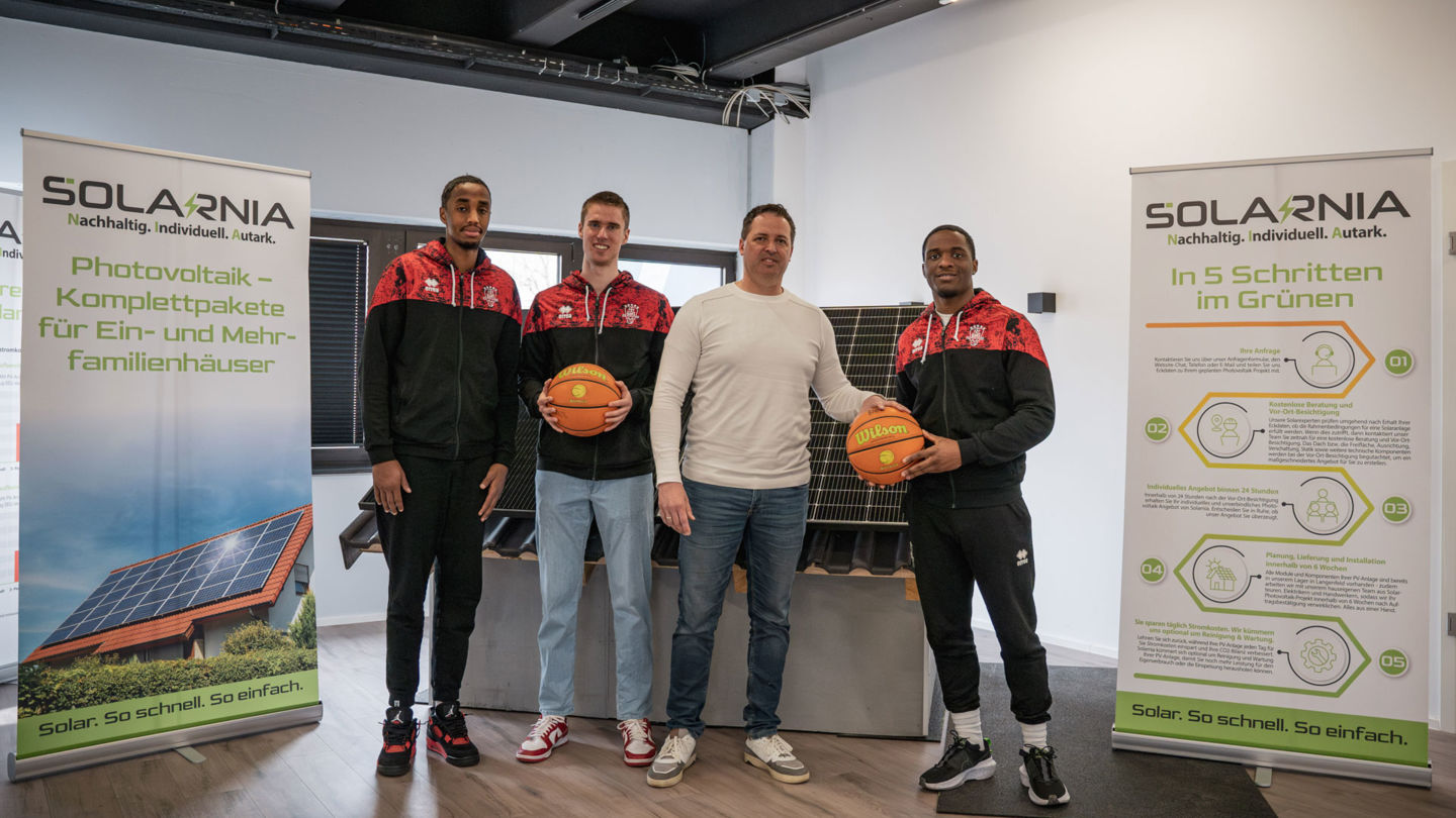 Abdul Mohamed, Marius Stoll, Solarnia-Geschäftsführer Richard Maier, TreVion Crews (v.l.). Foto: Althoff