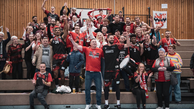 Zusammen feierten Fans und Team den Sieg in Herford / Foto: Nils Althoff