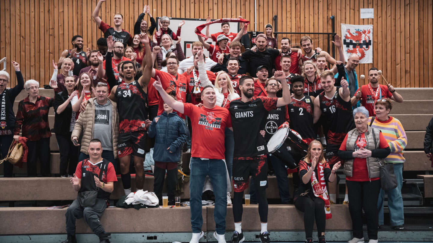 Zusammen feierten Fans und Team den Sieg in Herford / Foto: Nils Althoff