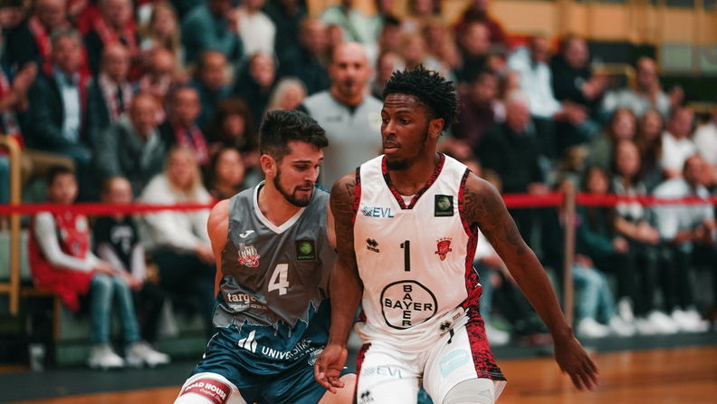 Xavier Bishop und die BAYER GIANTS hatten gegen die Uni Baskets Paderborn das Nachsehen / Foto: Uni Baskets Paderborn