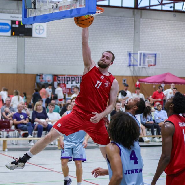 Dunkte wieder einmal spektakulär: Moritz "Mo" Hübner / Foto: Frank Fankhauser