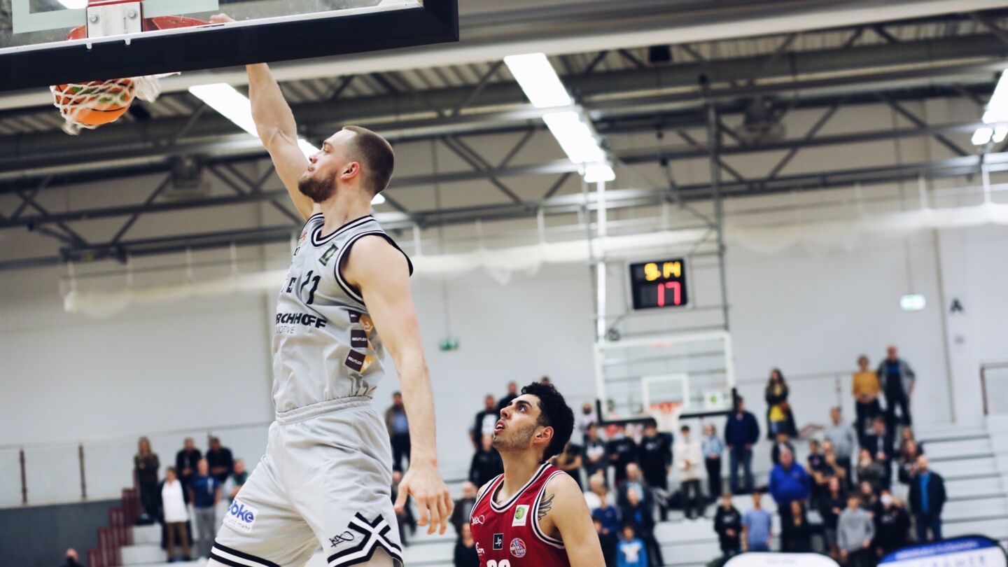 "Slamt" künftig für BAYER: Moritz Hübner (weißes Trikot) / Foto: Iserlohn Kangaroos