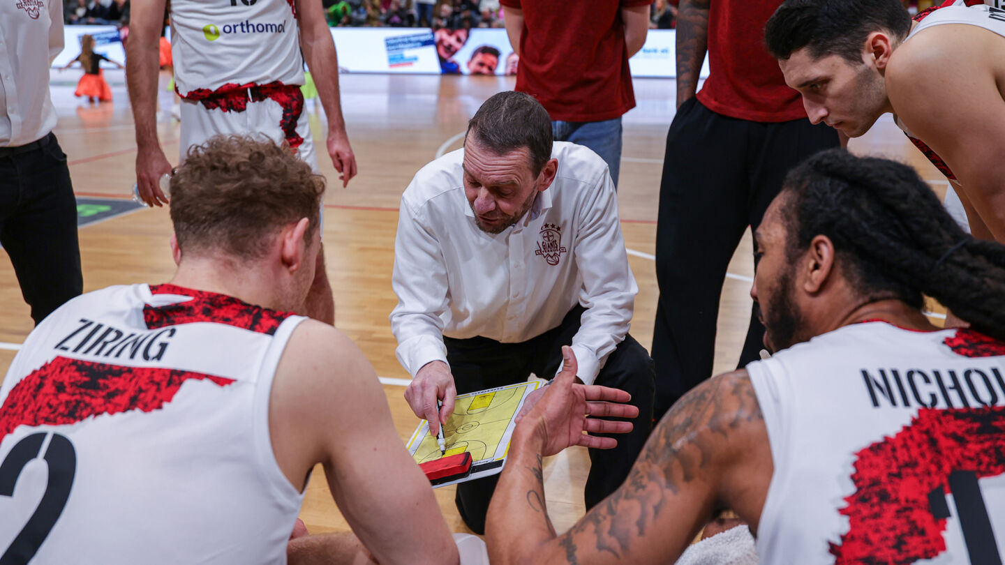 Es gab einiges zu besprechen: Mike Koch und seine Jungs konnten die Braves bezwingen / Foto: Frank Fankhauser (@effefffoto)