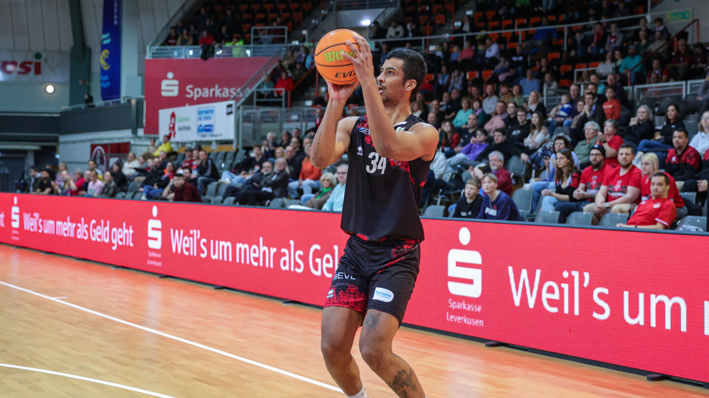 Latrell Großkopf empfängt mit seinen Teamkollegen den Tabellenletzten aus Ibbenbüren / Foto: Frank Fankhauser