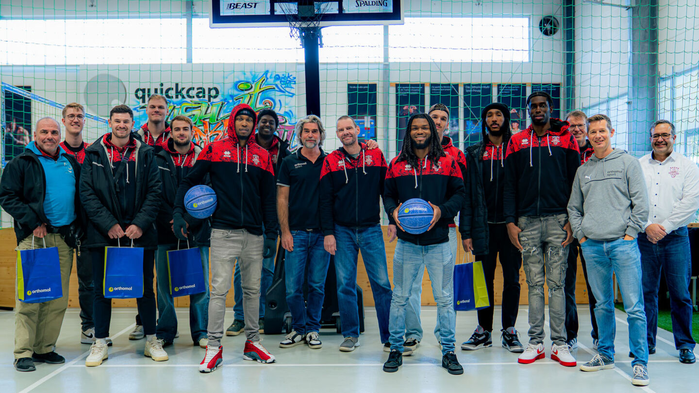Die GIANTS verbrachten eine spannende Zeit bei Orthomol und Nils Glagau (Mitte). Foto: Stockhausen