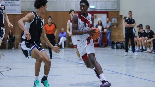 Stephen Olanrewaju Olaniyi spielt wie die meisten im Team sowohl in der NBBL als auch in der Herren 3.