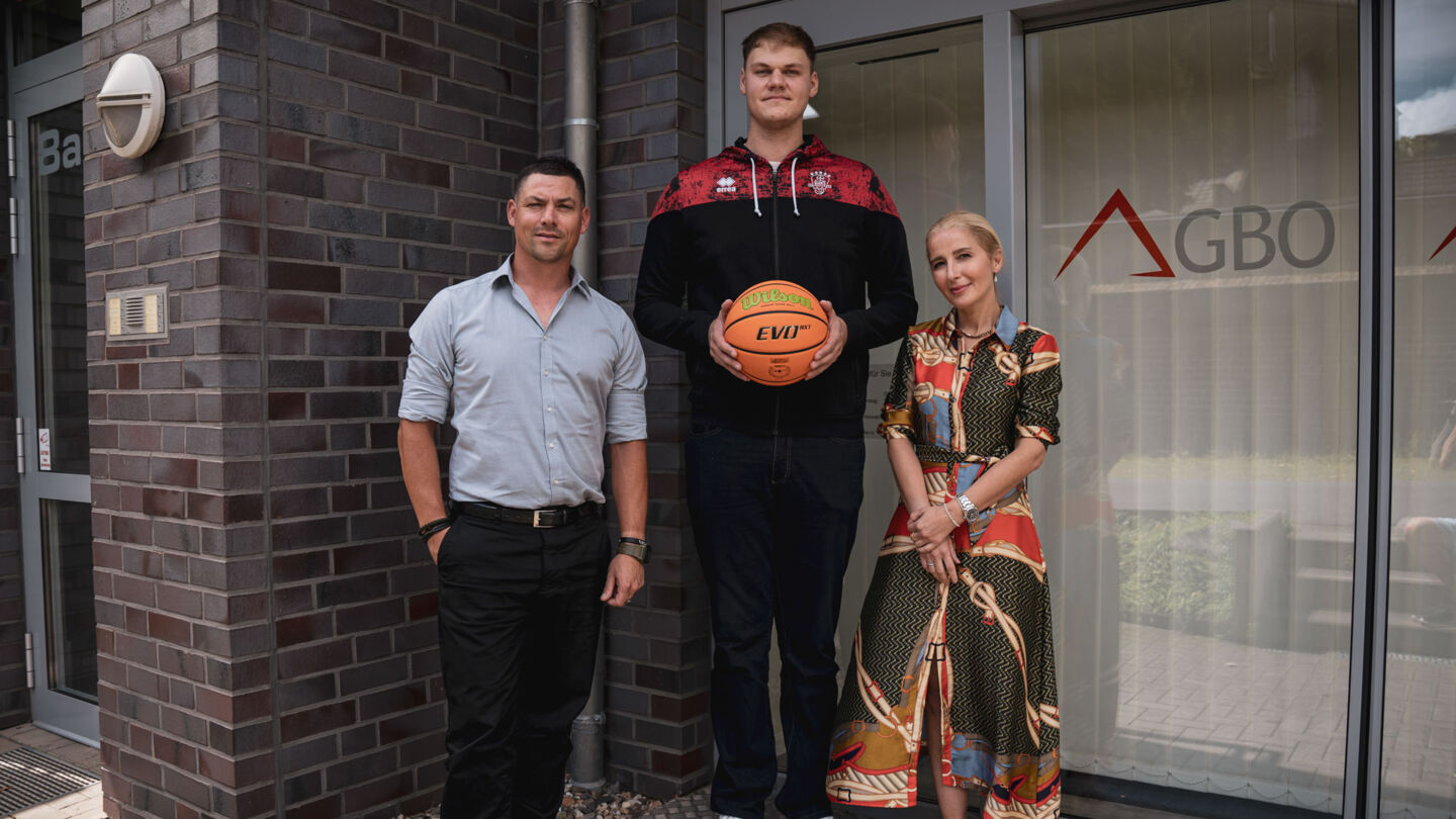 Die GBO-Vorstände Alexander Dederichs und Meral Tosun freuen sich mit GIANTS-Spieler Sören-Eyke Urbansky  auf die Kooperation. Foto: Althoff