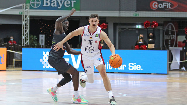 BAYER (um Luca Kahl) steht ein schweres Auswärtsspiel ins Haus / Foto: Michael Fleschenberg