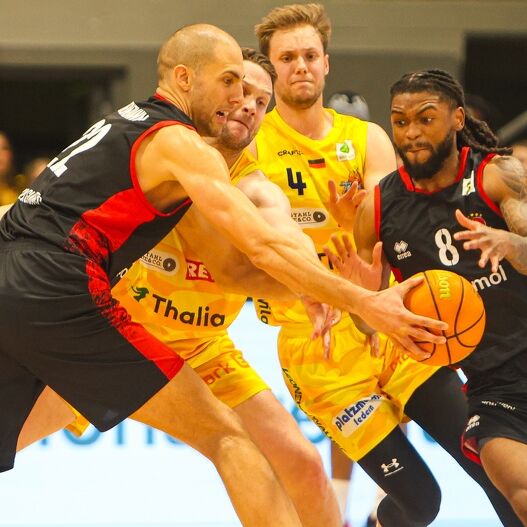 Viel Arbeit hatten Dennis Heinzmann und Kobe Langley gegen Hagen / Foto: Jörg Laube