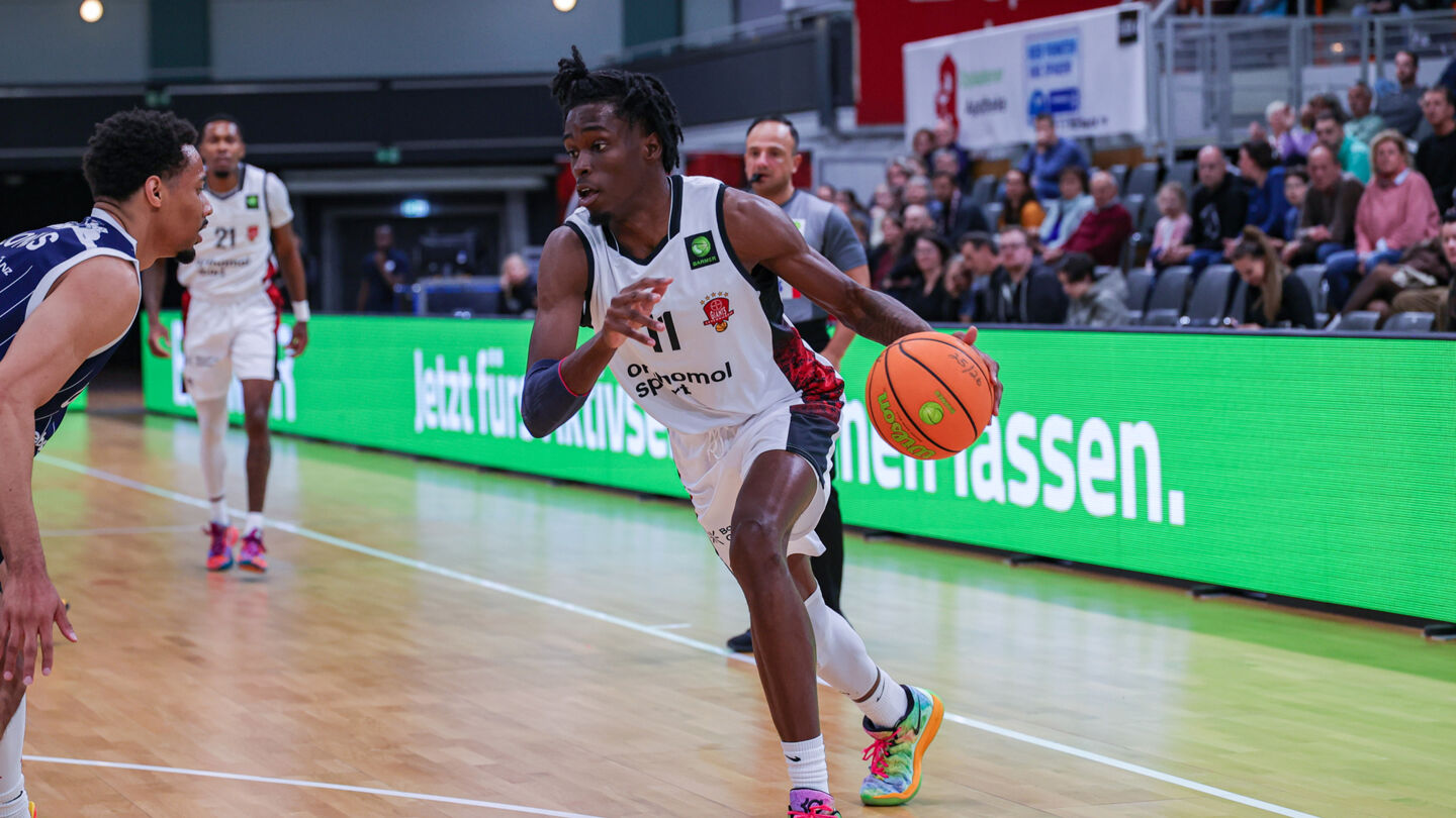 Ricardo Lynch fordert mit BAYER die Eisbären aus Bremerhaven / Foto: Frank Fankhauser (@effefffoto)