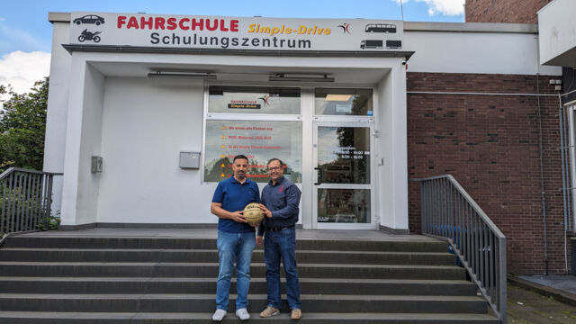 Nevzat Yasar und Omar Rahim freuen sich über die Partnerschaft mit der Fahrschule Simple Drive.