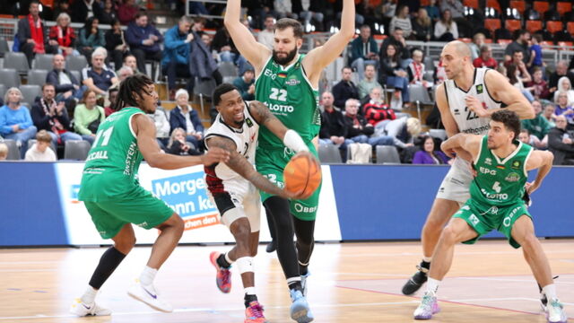 John Williams Jr. streckte sich gegen Koblenz vergeblich / Foto: Uwe Pulsfort