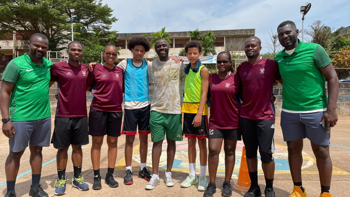 JBBL-Spieler Jaden Toh (4.v.r.) und sein älterer Bruder Joshua (4.v.l.) in Kamerun. Fotos: privat