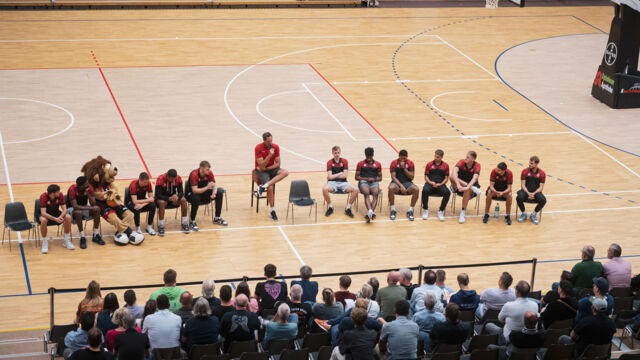 GIANTS Headcoach Hansi Gnad stellte den Partnern das aktuelle Team vor. Foto: Althoff