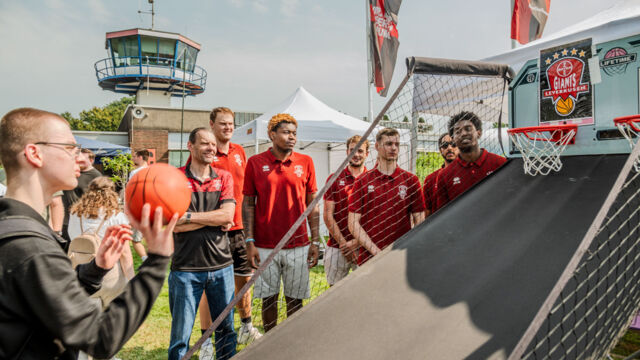 Die GIANTS sorgten bei der Azubi-Begrüßung der Currenta für Spaß mit dem Basketball. Foto: Jürgen Bindrim
