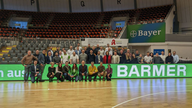 Ein Gruppenfoto in der Ostermann-Arena durfte bei der BARMER-Tagung nicht fehlen. Foto: BAYER GIANTS Leverkusen