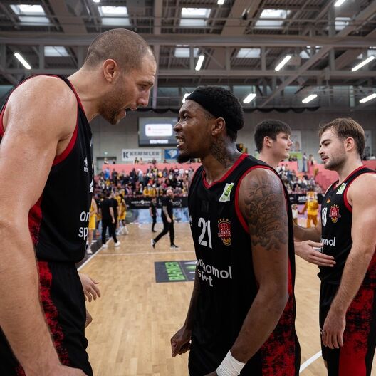 Dennis Heinzmann und John Williams Jr. bejubeln den Erfolg der GIANTS in Tübingen / Foto: Dennis Duddek