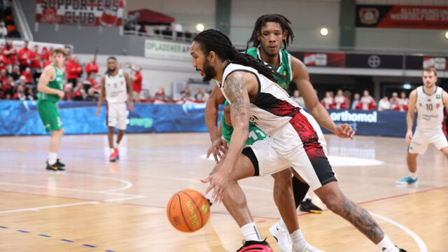 Im Hinspiel zog BAYER um Donte Nicholas gegen Koblenz den Kürzeren / Foto: Uwe Pulsfort