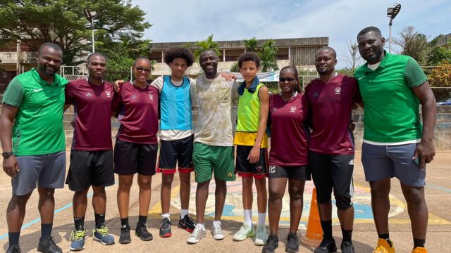 JBBL-Spieler Jaden Toh (4.v.r.) und sein älterer Bruder Joshua (4.v.l.) in Kamerun. Fotos: privat