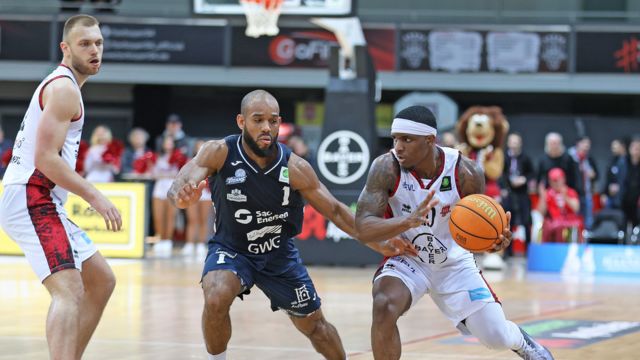 Hatte stets die Nase vorne: TreVion Crews zieht an Dresdens Chase Adams vorbei / Foto: Michael Fleschenberg
