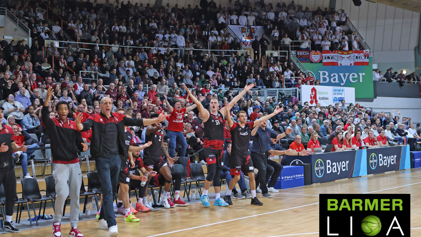 Großer Jubel: Die BAYER GIANTS gewinnen vor 2.564 Zuschauern gegen Köln / Foto: Michael Fleschenberg