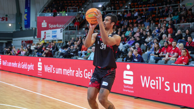 Latrell Großkopf empfängt mit seinen Teamkollegen den Tabellenletzten aus Ibbenbüren / Foto: Frank Fankhauser