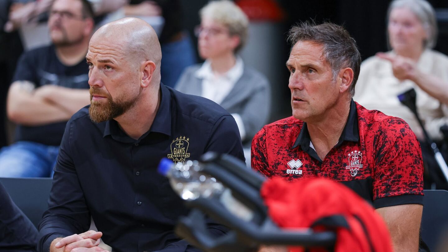 Geschäftsführer Axel Pleuger und Sportdirektor Hansi Gnad hoffen gegen Erfurt auf eine Reaktion ihrer Farben / Foto: Frank Fankhauser