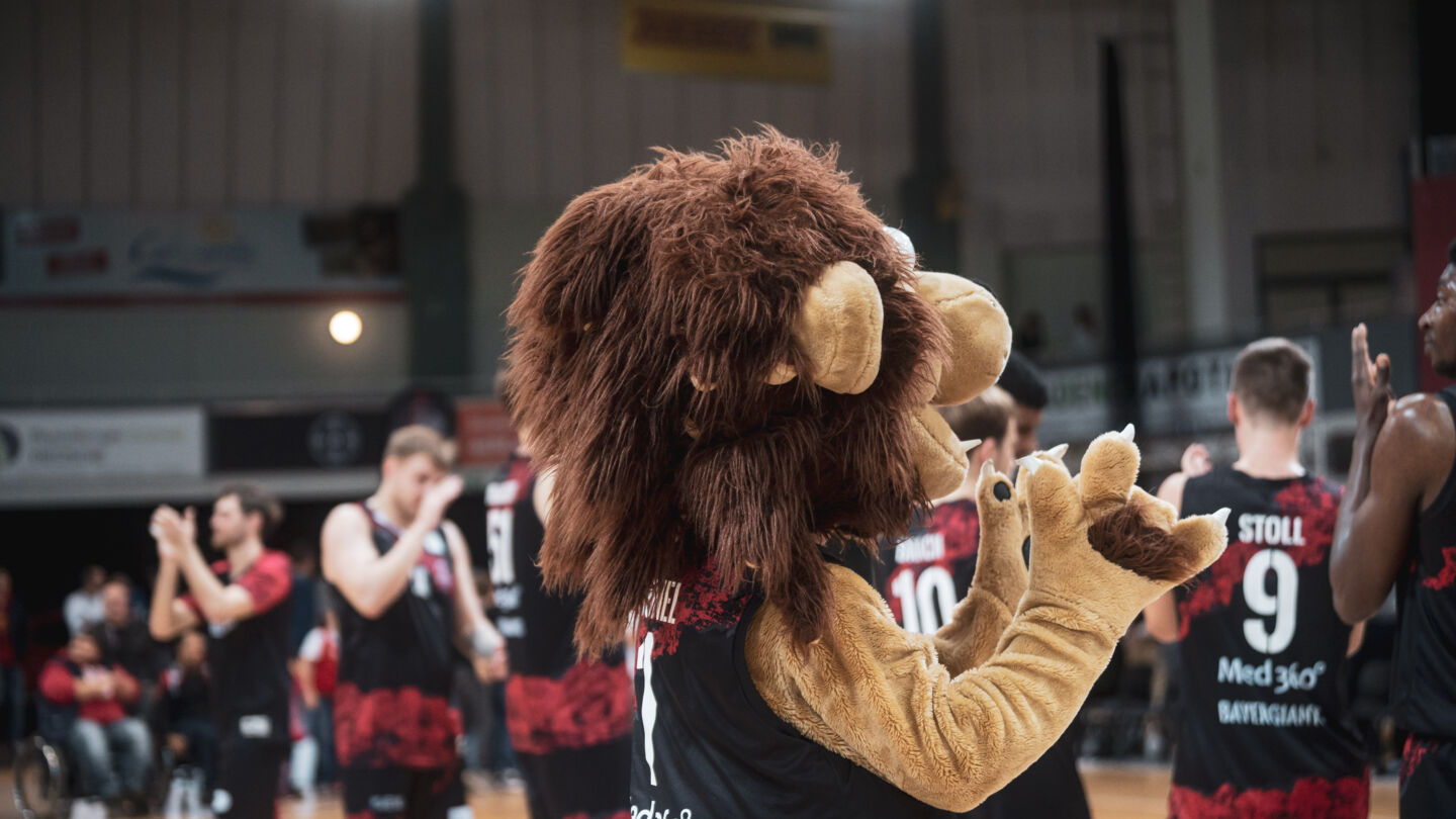 Hatte zuletzt allen Grund zu Jubeln: Lionel, das Maskottchen der BAYER GIANTS / Foto: Nils Althoff