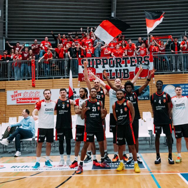 Feierten gemeinsam: GIANTS und ihre lautstarken Anhänger / Foto: Nils Althoff (NA)