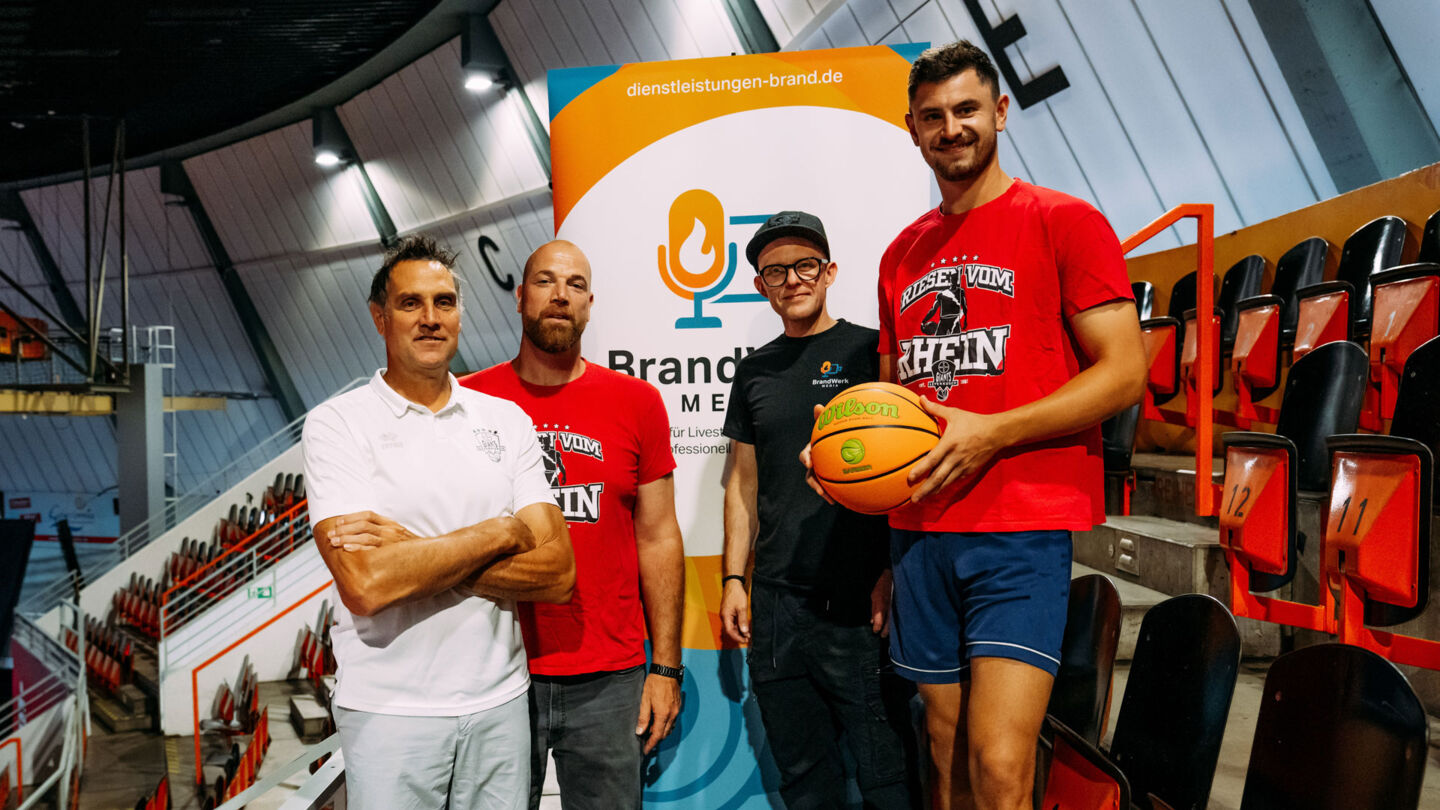 Hansi Gnad, Axel Pleuger, Michael Brand und Luca Kahl freuen sich über die Fortsetzung der Partnerschaft. Foto: Althoff