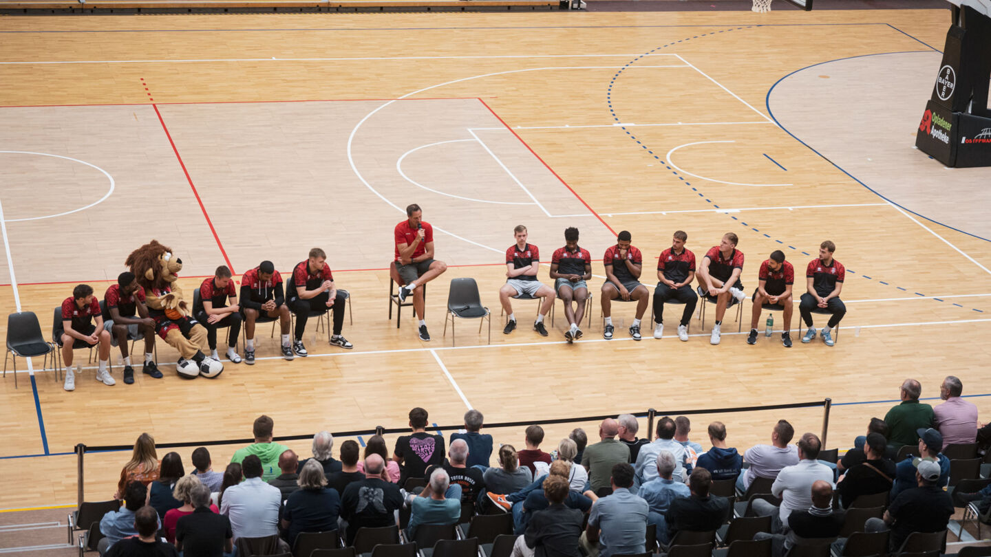 GIANTS Headcoach Hansi Gnad stellte den Partnern das aktuelle Team vor. Foto: Althoff