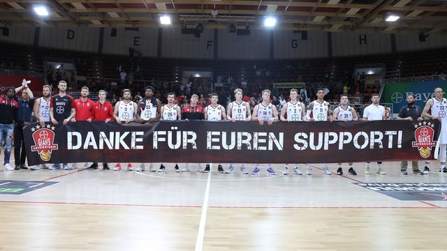 "Danke für Euren Support", sagen die BAYER GIANTS Leverkusen / Foto: Oliver Heuser