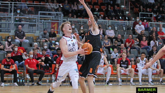 Keinen Grund zu feiern hatten nach dem Spiel Luis Figge und die BAYER GIANTS / Foto: Michael Fleschenberg