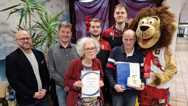 Die Ehrung durch die Spieler und das Maskottchen der GIANTS war ein Highlight für die Jubilare der Lebenshilfe-Werkstätten. Foto: Lebenshilfe-Werkstätten