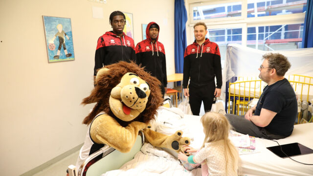 Die GIANTS waren wieder sehr gern gesehene Gäste im Kinderkrankenhaus. Fotos: Pulsfort