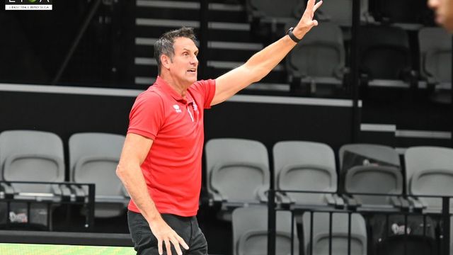 Trainer Gnad und seine Mannschaft feiern den dritten Sieg im dritten Spiel - Foto: Sportfoto Zink