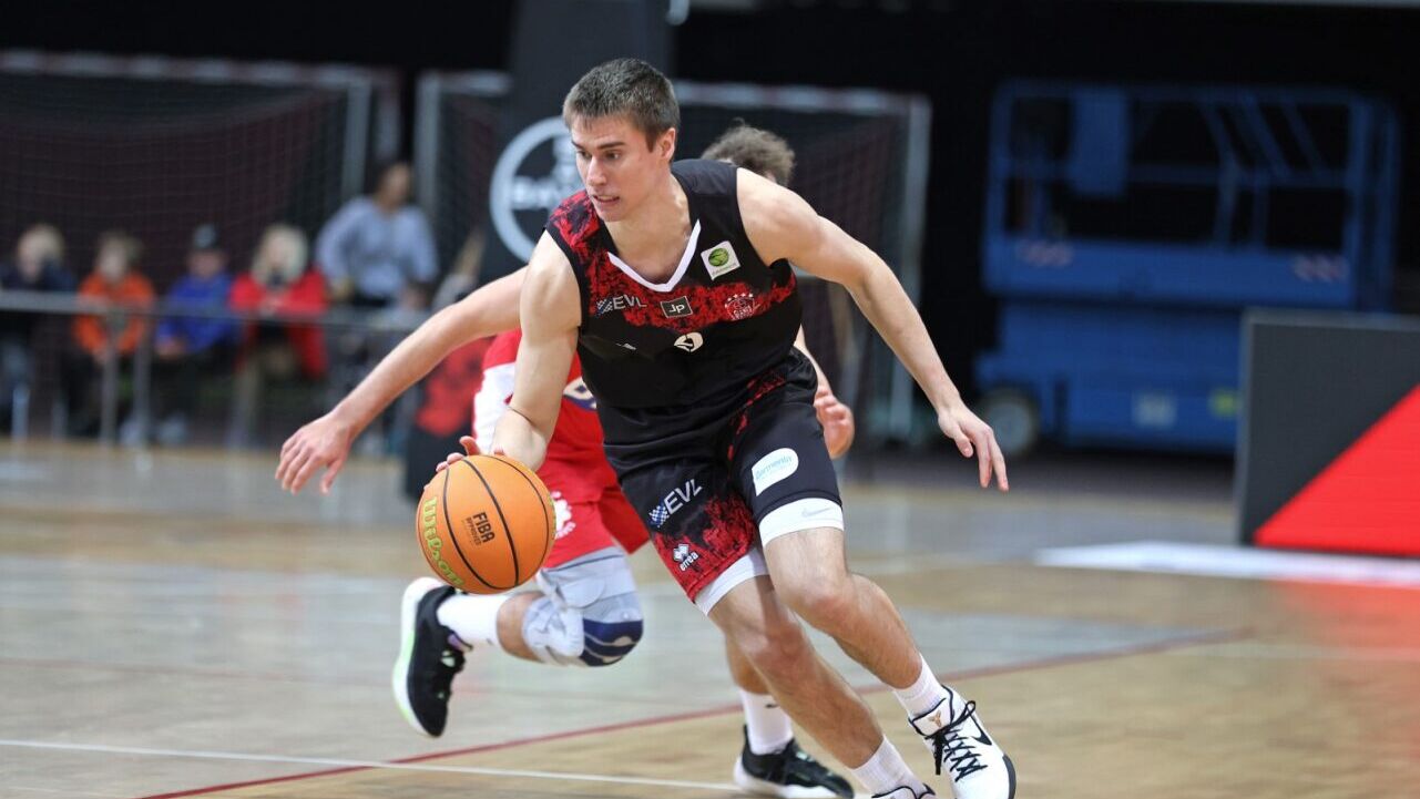 Gegen die Baskets aus Wolmirstedt möchten Marius Stoll & Co. unbedingt gewinnen / Foto: Michael Fleschenberg