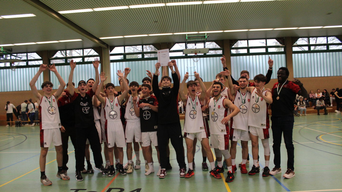 Die U18 jubelt nach dem Gewinn des WBV-Pokals. Fotos: Kemalettin Oruc