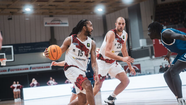 Waren die beiden effektivsten GIANTS zum Aufakt: Donte Nicholas (mit Ball) und Dennis Heinzmann (im Hintergrund) / Foto: Nils Althoff