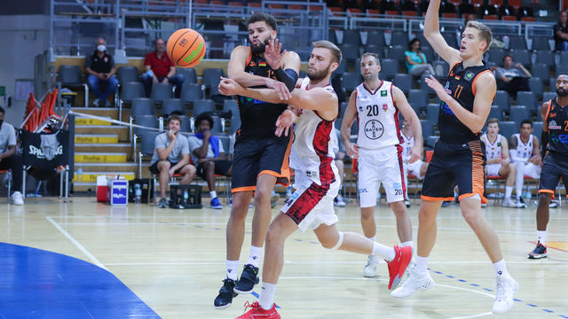 Marko Bacak empfängt seinen früheren Teamkollegen Sheldon Eberhardt in der Ostermann-Arena / Foto: Frank Fankhauser