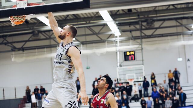 "Slamt" künftig für BAYER: Moritz Hübner (weißes Trikot) / Foto: Iserlohn Kangaroos