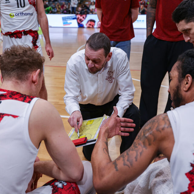 Es gab einiges zu besprechen: Mike Koch und seine Jungs konnten die Braves bezwingen / Foto: Frank Fankhauser (@effefffoto)
