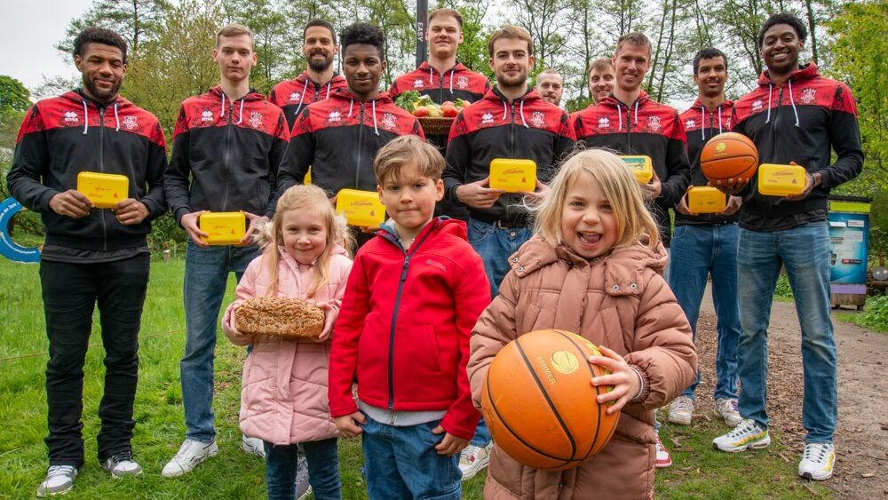 Im Hintergrund: Bayer Giants, im Vordergrund: die I-Dötzchen Lena, Mika und Adele (v.l.n.r.). Fotos: NaturGut Ophoven